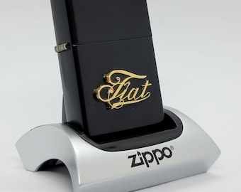 Kolekcjonerska zabytkowa zapalniczka Zippo z emblematem Fiata, wykończenie w kolorze czarnym matowym