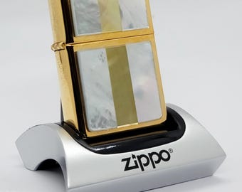 Encendedor Zippo vintage de 1998, chapado en oro con incrustaciones de nácar auténtico. Artículo de colección raro.