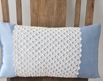 Cuscino decorativo lavorato all'uncinetto con pizzo fine