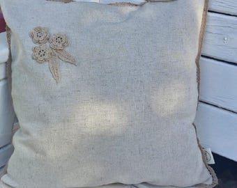Fodera per cuscino in lino grezzo realizzata a mano con fiore in pizzo all'uncinetto, decorazione in stile rustico.