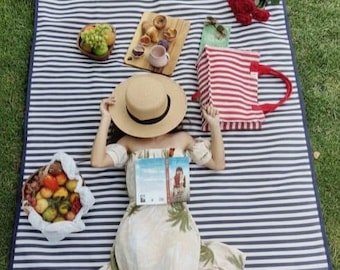 Manta de picnic de algodón a rayas con base impermeable y funda de transporte.