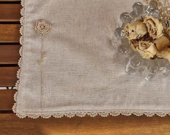 Tovaglietta in lino fatta a mano con bordo in pizzo all'uncinetto e fiore ricamato / Decorazione da tavola rustica naturale / Apparecchiatura da tavola in stile fattoria boho