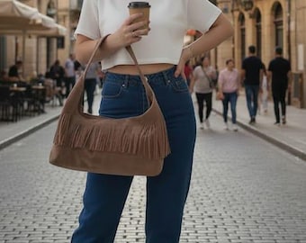 Borsa a tracolla in finta pelle scamosciata con frange, stile western