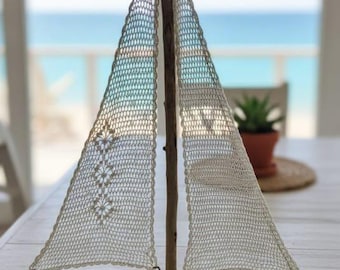 Decorazione a forma di barca a vela realizzata a mano all'uncinetto - Ornamento costiero in legno di recupero