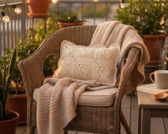 Cuscino decorativo lavorato a maglia a mano con uncinetto color ecru