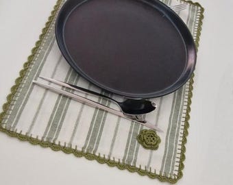 Tovaglietta in lino fatta a mano/Tovaglietta con bordo in pizzo all'uncinetto/Decorazione da tavola rustica e naturale/Stile boho vintage