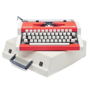 Máquina de escrever Olympia Traveller De Luxe de 1970. Revisada e em perfeito estado de funcionamento, belo design. Cor vermelha.