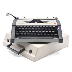Máquina de escrever Olivetti Tropical de 1984. Revisada e em perfeito estado de funcionamento, belo design. Cor cinza.