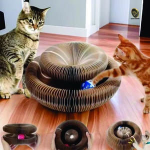 Rascador interactivo para gatos con pelota: tablero de cartón corrugado con garras y estructura de juego para gatitos y gatos.