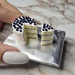 Realistischer Miniatur Kuchen - Vanille Kuchen mit Blaubeeren - Maßstab 1:12 - Miniatur Essen
