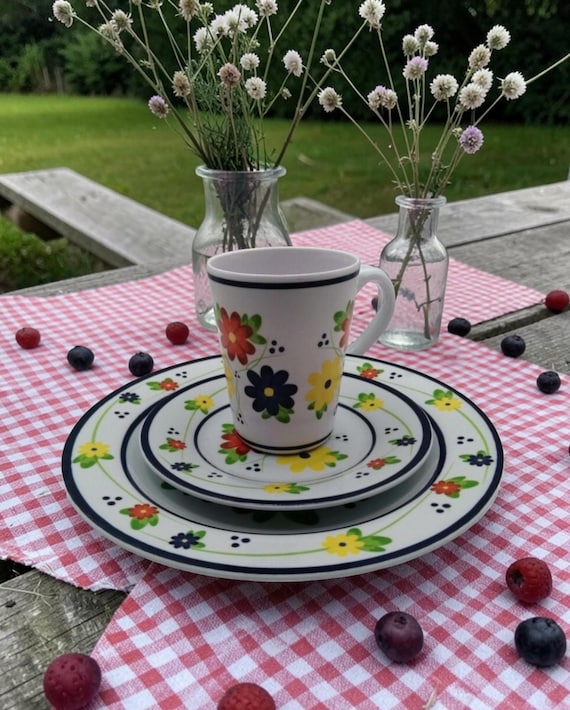 Whittard of Chelsea Melamine Picnic Set, Floral Outdoor Dinnerware, Vintage Style Camping Tableware, Garden Party Plates & Cups