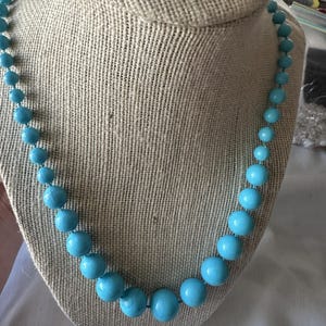 Babyblauwe grammacore met kralen uit de jaren 50