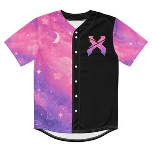 Puede incluir: Una camiseta de béisbol de manga corta con botones y diseño dividido. El lado izquierdo muestra un estampado de galaxia rosa y morado con nubes, estrellas y una luna creciente. El lado derecho es negro sólido con un logotipo X estilizado en degradado.