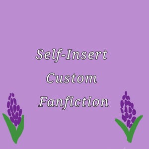 Könnte beinhalten: Ein lila Hintergrund mit den weißen Worten "Self-Insert Custom Fanfiction". Zwei Illustrationen von lila Blumen mit grünen Blättern befinden sich auf beiden Seiten des Textes.
