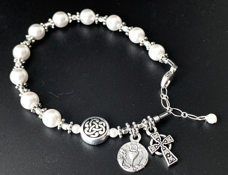 Irisches katholisches Kommunion Rosenkranz Armband mit Swarovski Perlen und Sterling Silber Bild 1