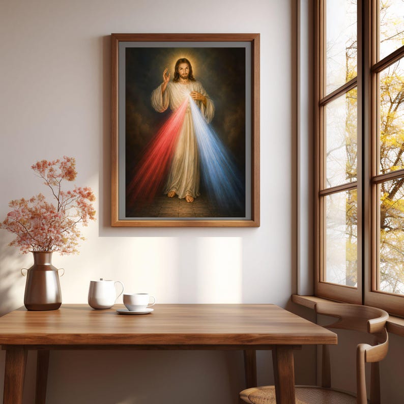 K&ouml;nnte beinhalten: Ein gerahmtes religi&ouml;ses Kunstwerk zeigt eine Figur in wei&szlig;en Gew&auml;ndern mit Heiligenschein, die rotes und blaues Licht ausstrahlt. Das Kunstwerk befindet sich in einem braunen Rahmen und wird an einer wei&szlig;en Wand ausgestellt. Die Szene umfasst einen Holztisch, eine Vase mit Blumen und ein Fenster.