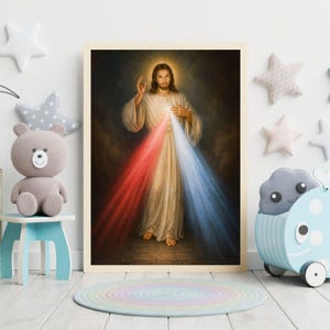 K&ouml;nnte beinhalten: Gerahmtes religi&ouml;ses Kunstwerk, das eine Figur in wei&szlig;en Gew&auml;ndern mit goldenem Heiligenschein zeigt. Rote und blaue Lichtstrahlen gehen von der Brust der Figur aus. Das Kunstwerk wird in einem Kinderzimmer mit dekorativen Sternen und einem Stoffb&auml;ren ausgestellt.