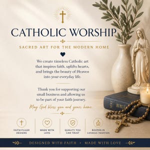 K&ouml;nnte beinhalten: Ein Bild, das katholische Anbetung bewirbt, mit einer Statue der Jungfrau Maria, einer Bibel, einem Rosenkranz und einer brennenden Kerze. Der Text lautet "Catholic Worship" und "Sacred Art for the Modern Home."