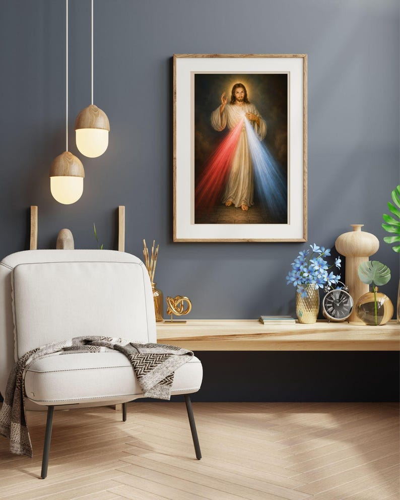 K&ouml;nnte beinhalten: Ein gerahmter religi&ouml;ser Druck zeigt eine Figur in wei&szlig;en Gew&auml;ndern mit Heiligenschein, die eine Hand ausstreckt. Rotes und blaues Licht geht von der Figur aus. Der Druck h&auml;ngt &uuml;ber einem Holzregal mit Dekoration, einem wei&szlig;en Stuhl und H&auml;ngelampen.
