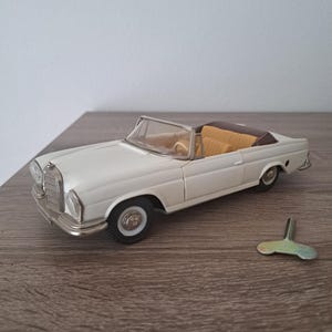 Vintage Schuco Mercedes-Benz 250 SE Convertible Girato 4000 Tin Wind Up Car – Made in Western Germany – Collectible Toy, Vintage Gift, Decor