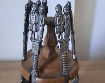 Juego de cucharas de boda vintage de peltre alemán con soporte de madera
