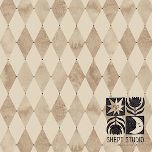 Op de afbeelding: Een herhalend patroon van ruitvormen in beige en bruin, met kleine donkere stippen op de kruispunten. Het patroon heeft een aquareleffect. De rechterbenedenhoek heeft een logo met de tekst "SHEPT STUDIO CREATIVE STORE".