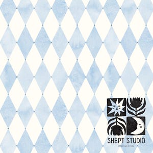Może przedstawiać: Powtarzający się wzór jasnoniebieskich rombów akwarelowych na kremowym tle, połączonych małymi srebrnymi kropkami. W prawym dolnym rogu znajduje się czarno-białe logo z napisem "SHEPT STUDIO CREATIVE STORE".