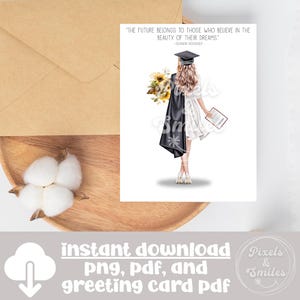 Imagen o tarjeta de graduación imprimible / Vista posterior de una graduada con birrete, toga, ramo y diploma / Cita de Roosevelt / Descarga digital instantánea