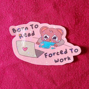 Sticker mignon "Born to read, forced to word" | Sticker holographique | Illustration drôle | Cadeau pour fan de lecture