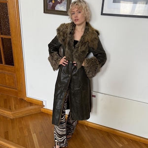 Manteau en peau de mouton retournée vintage des années 90 : fourrure en cuir de mouton marron, taille S