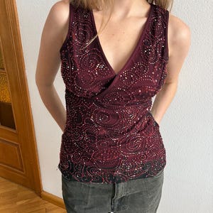 Top vintage burdeos con cuentas / Blusa de noche estilo años 2000 / Camiseta de tirantes para fiesta indie S