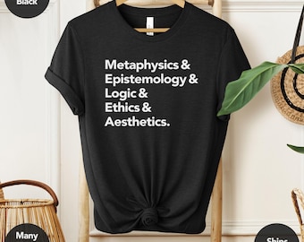 Könnte beinhalten: Schwarzes T-Shirt mit weißem Text, der "Metaphysik & Erkenntnistheorie & Logik & Ethik & Ästhetik." lautet.