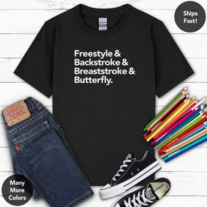 Puede incluir: Camiseta negra con texto blanco que dice "Freestyle & Backstroke & Breaststroke & Butterfly."