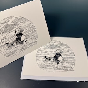 Carte-cadeau et impression artistique de Macareux moine de l'île aux oiseaux | Illustration détaillée à la plume et à l'encre, oeuvre d'art océan et marine, cadeau de pendaison de crémaillère de printemps
