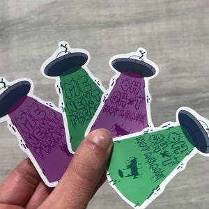 Pacchetto di adesivi UFO con astronavi aliene / Adesivi fantascientifici impermeabili verdi e/o viola per laptop e diari, regalo per gli amanti del fantasy