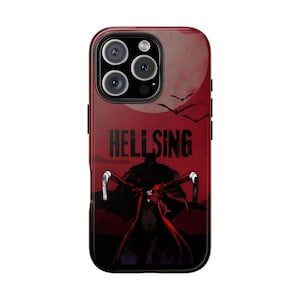 Puede incluir: Una funda para smartphone con fondo rojo oscuro, una luna grande, murciélagos volando y el texto HELLSING en negro. Una figura central con un abrigo largo rojo sostiene dos pistolas, con una silueta sombría acechando detrás de ella.