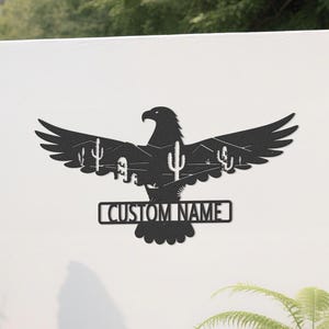 Arte mural metálico con nombre personalizado de águila y cactus: decoración del desierto occidental para el hogar, la oficina y el jardín. Letrero de vida silvestre personalizado para amantes de la naturaleza.