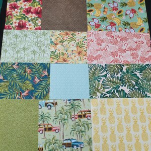 Könnte beinhalten: Eine Sammlung von elf rechteckigen Stoffmustern mit verschiedenen tropischen Motiven, darunter rote Hibiskusblüten, braune Leinenstruktur, verschiedene Früchte, Palmen, orangefarbene Lilien, rosa Flamingos, grüne Monstera-Blätter und Oldtimer.