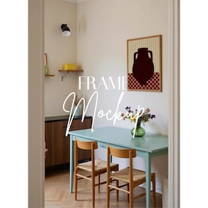Peut inclure: Int&eacute;rieur avec une &oelig;uvre encadr&eacute;e repr&eacute;sentant un vase sombre sur fond ray&eacute;, au-dessus d'une table bleu clair. Deux chaises en bois avec assises en osier sont plac&eacute;es pr&egrave;s de la table. Les mots "FRAME Mockup" sont &eacute;crits en cursive.