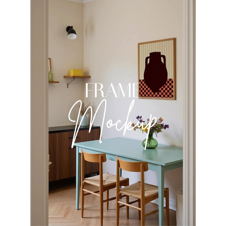 Peut inclure: Int&eacute;rieur avec une &oelig;uvre encadr&eacute;e repr&eacute;sentant un vase sombre sur fond ray&eacute;, au-dessus d'une table bleu clair. Deux chaises en bois avec assises en osier sont plac&eacute;es pr&egrave;s de la table. Les mots "FRAME Mockup" sont &eacute;crits en cursive.