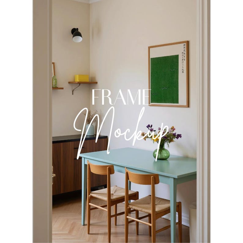 Peut inclure: Int&eacute;rieur d'une pi&egrave;ce avec une table bleu clair et deux chaises en bois avec des assises tress&eacute;es. Une &oelig;uvre d'art encadr&eacute;e avec un rectangle vert est accroch&eacute;e au mur. Un vase de fleurs est pos&eacute; sur la table. Le texte "FRAME Mockup" est superpos&eacute;.