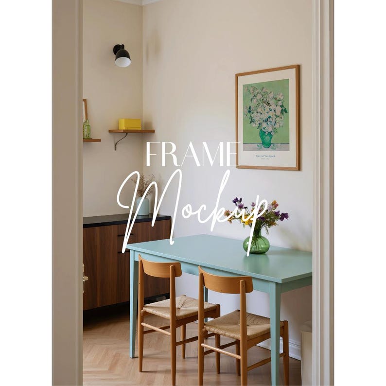 Peut inclure: Int&eacute;rieur de salle &agrave; manger avec une table bleu clair et deux chaises en bois avec assises en osier. Une affiche encadr&eacute;e d'une nature morte florale est accroch&eacute;e au mur. Le texte "FRAME Mockup" est superpos&eacute;.