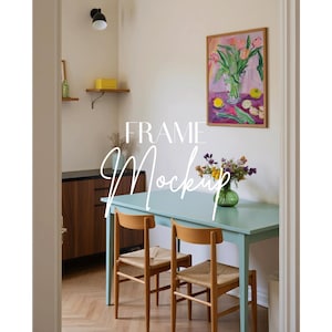Peut inclure: Int&eacute;rieur de pi&egrave;ce avec une table bleu clair et deux chaises en bois avec des assises en osier. Une peinture encadr&eacute;e de fleurs et de fruits est accroch&eacute;e au mur. Le texte "FRAME Mockup" est superpos&eacute;.