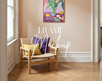 以下が含まれることがあります： ピンクのチューリップ、レモン、緑の葉を描いた額入りの絵画。アートワークの下には、黄色と紫のクッションが付いた籐の椅子があります。「FRAME Mockup」というテキストが画像に重ねられています。