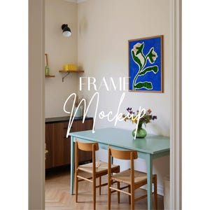 Peut inclure: Int&eacute;rieur d'une pi&egrave;ce avec une table bleu clair et deux chaises en bois avec des assises tress&eacute;es. Une &oelig;uvre d'art encadr&eacute;e avec un fond bleu et un motif floral est accroch&eacute;e au mur. Le texte "FRAME Mockup" est superpos&eacute; &agrave; l'image.