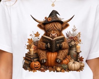 Lezende Schotse hooglandkoe PNG, Boekenliefhebber PNG, Halloween Boekige koe PNG, Gezellig herfst sublimatieontwerp, Direct downloaden