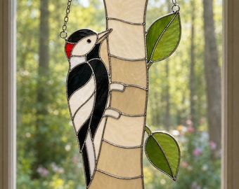 Glas-in-loodpatroon van een donspecht, vogel op een berkenboom als raamdecoratie, glaskunst met bosmotief (PDF, SVG, PNG), digitale download