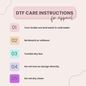 K&ouml;nnte beinhalten: Eine rosa und wei&szlig;e Grafik mit dem Text "DTF CARE INSTRUCTIONS for apparel" und einer Liste von f&uuml;nf Pflegehinweisen f&uuml;r Kleidung. Die Anweisungen sind von 1 bis 5 nummeriert und beinhalten: Auf links drehen und in kaltem Wasser waschen, Kein Bleichmittel oder Weichsp&uuml;ler, Trommeltrocknen bei niedriger Temperatur, Nicht auf dem Design b&uuml;geln, und Nicht chemisch reinigen.