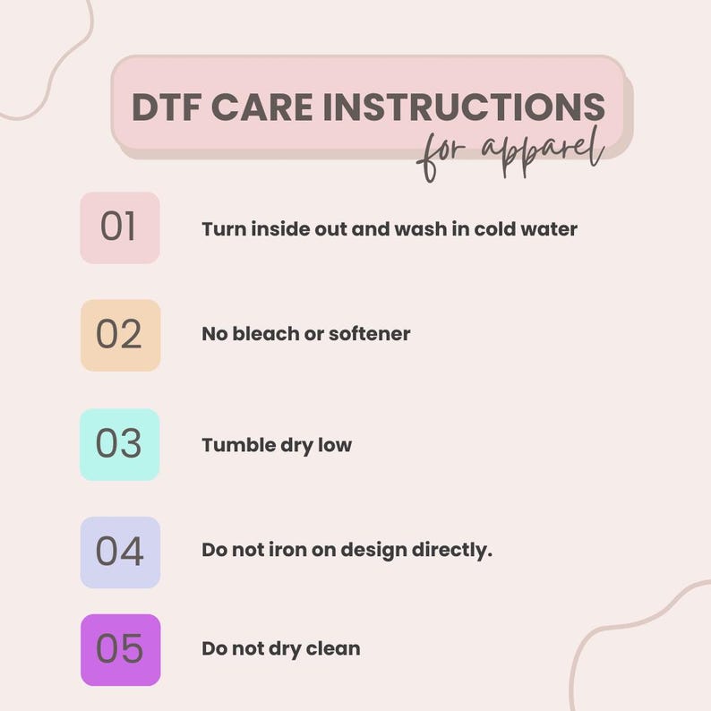 K&ouml;nnte beinhalten: Eine rosa und wei&szlig;e Grafik mit dem Text "DTF CARE INSTRUCTIONS for apparel" und einer Liste von f&uuml;nf Pflegehinweisen f&uuml;r Kleidung. Die Anweisungen sind von 1 bis 5 nummeriert und beinhalten: Auf links drehen und in kaltem Wasser waschen, Kein Bleichmittel oder Weichsp&uuml;ler, Trommeltrocknen bei niedriger Temperatur, Nicht auf dem Design b&uuml;geln, und Nicht chemisch reinigen.
