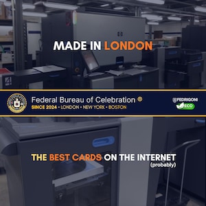 Pu&ograve; includere: Immagine di macchinari per la stampa con la scritta "MADE IN LONDON". Il logo del Federal Bureau of Celebration &egrave; visibile, insieme alla scritta "THE BEST CARDS ON THE INTERNET (probably)". L'immagine include anche il logo Fedrigoni Eco.